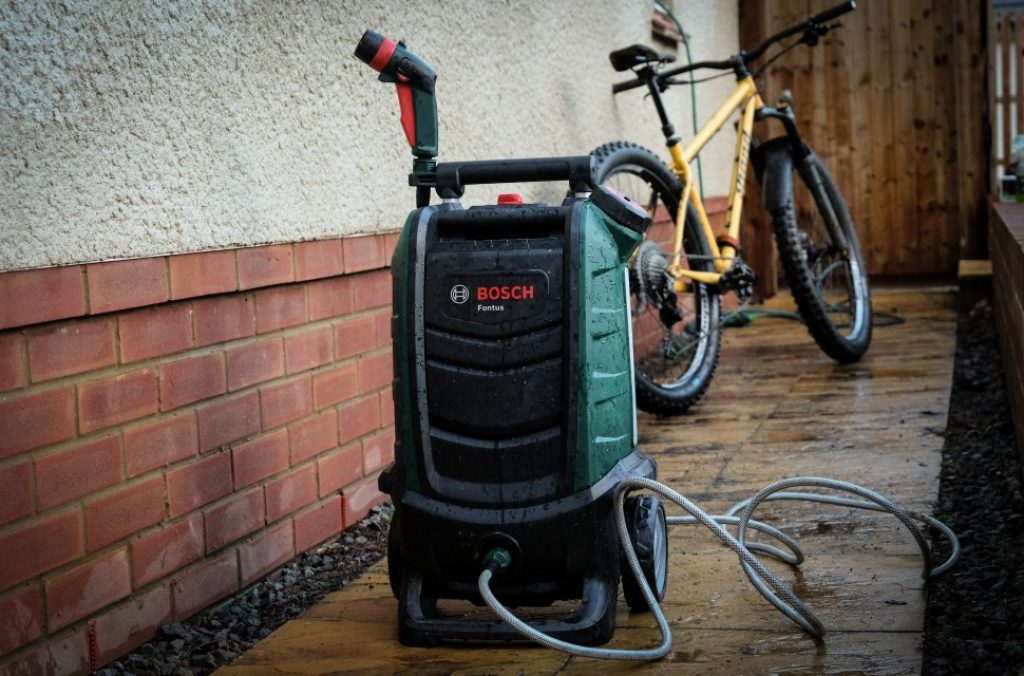 Cordless pressure washers with water tank
