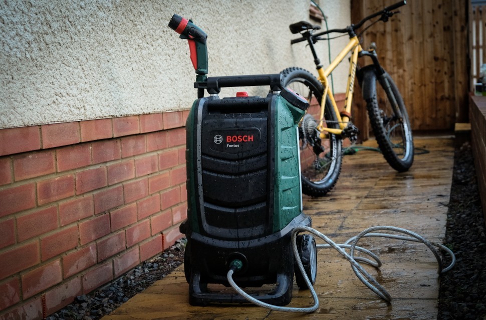 5 Best Cordless Pressure Washers in UK (December 2023)