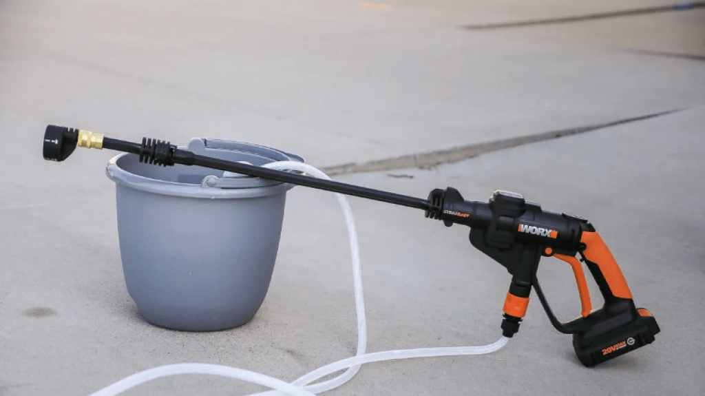 Cordless pressure washer with hose connection