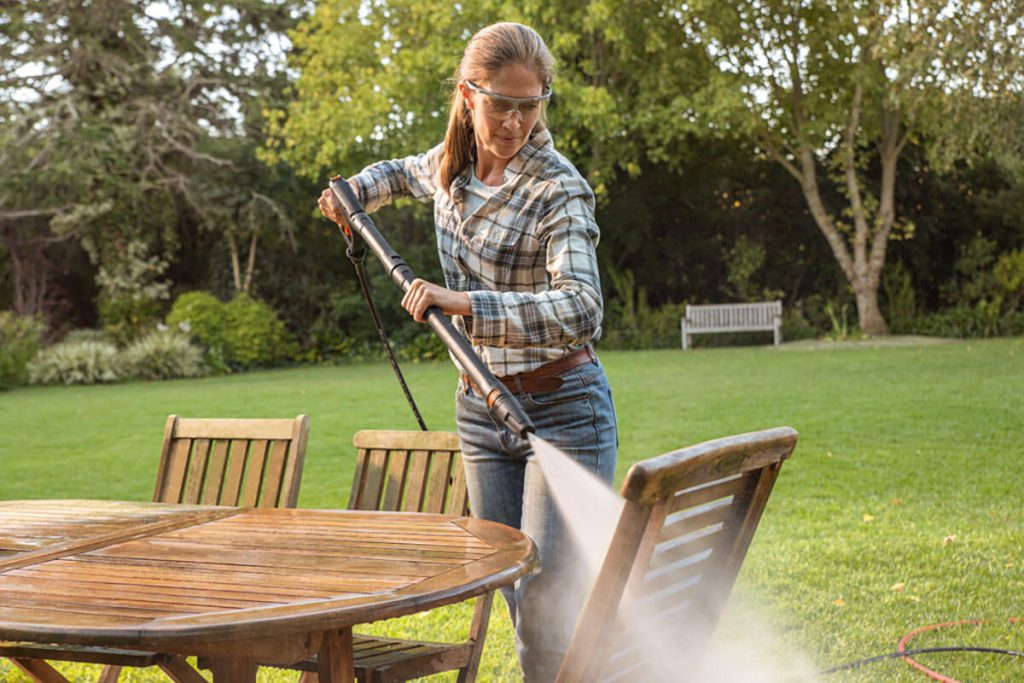 Cleaning wooden garden furniture