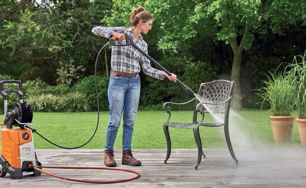 Cleaning garden furniture made of wickerwork or solid plastic