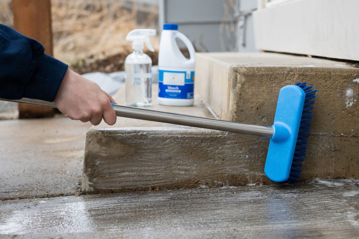 Clean concrete blocks with or without pressure washer