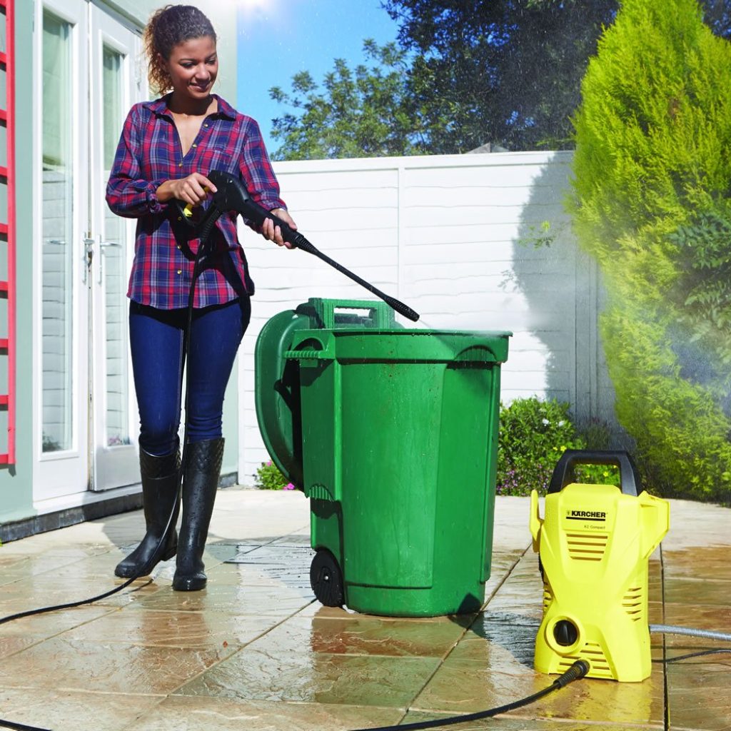 Cleaning the dustbin with a pressure washer